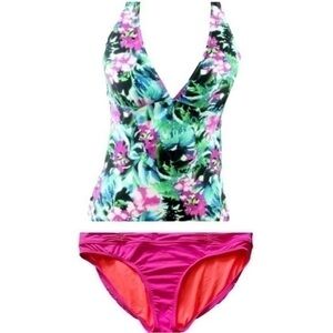 Athleta Floral HalterTankini
Swim Top and Pink Bikini bottom
Set Size Large